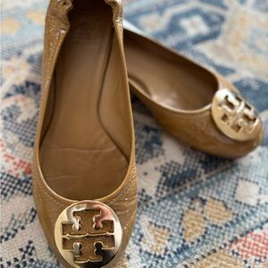 Tory Burch Caramel Patent Leather Reva Ballet Flats w. Gold Logo
